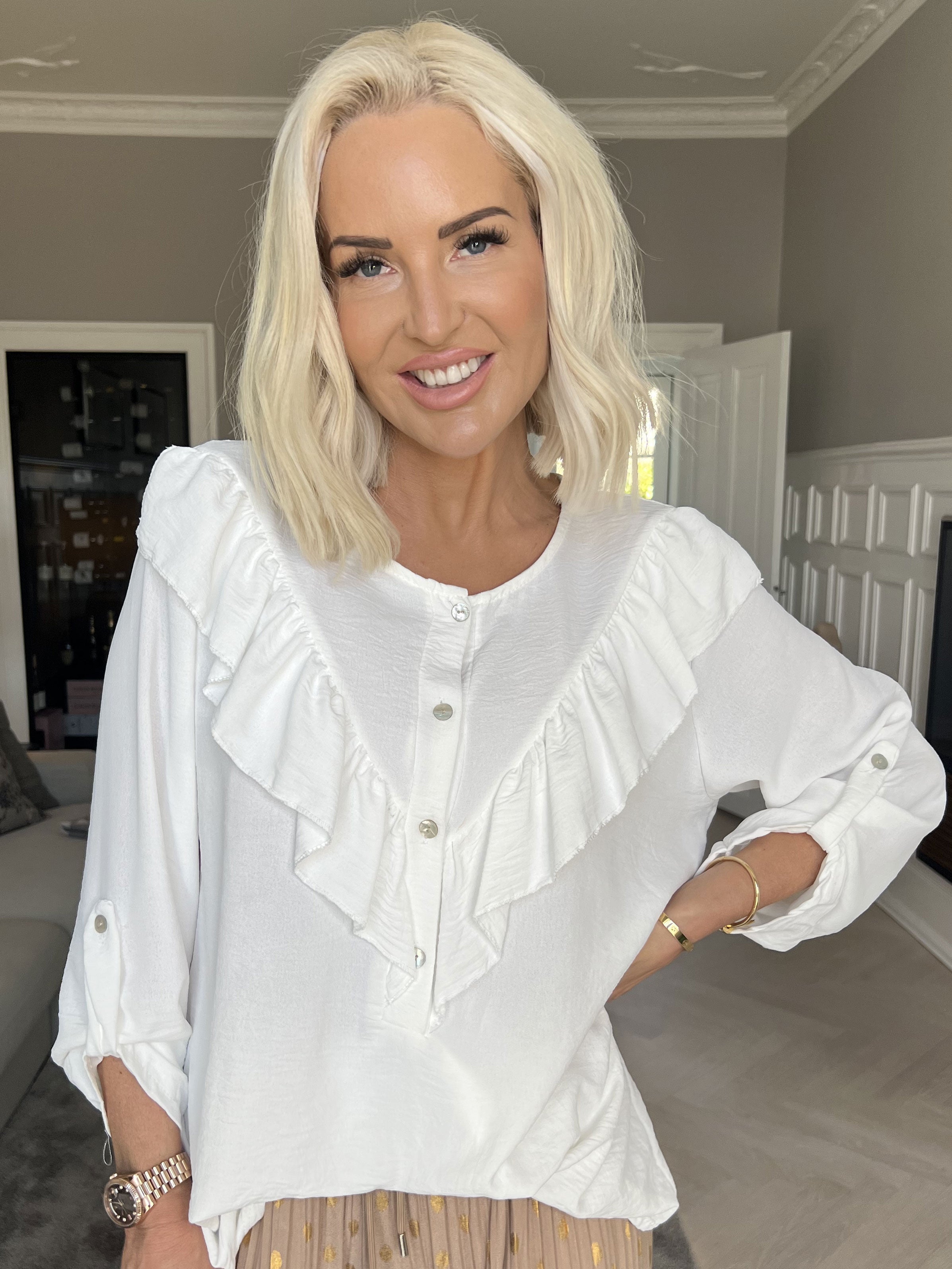 Nicola - Söt blus med volanger och knappar